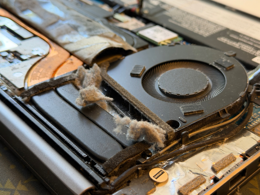 Votre ordinateur portable peut avoir besoin d’un nettoyage interne ou d’un remplacement de pâte thermique si vous constatez : * un ventilateur très bruyant ; * un PC qui chauffe rapidement ; * une coque chaude au toucher ; * des ralentissements inhabituels ; * des coupures soudaines ; * un ordinateur qui s’éteint pendant une vidéo, un jeu ou une mise à jour ; * une baisse des performances ; * une autonomie de batterie qui diminue ; * une forte chaleur près des sorties d’air ; * un PC ancien qui n’a jamais été entretenu. Si votre ordinateur a plus de deux ou trois ans et n’a jamais été nettoyé, un entretien préventif est fortement recommandé.