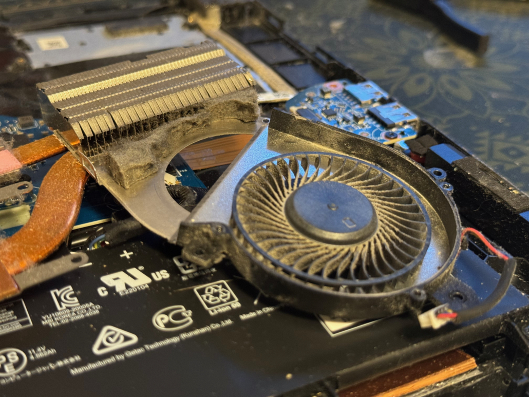Radiateur de PC portable bouché par la poussière